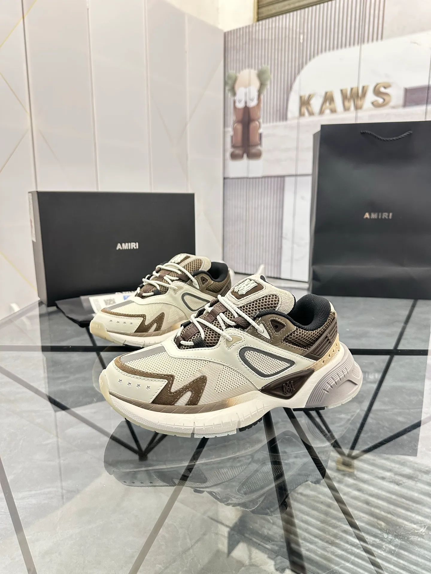 Men's shoes: 💰P720¥ Guangzhou top quality Product trademark: AMIRI* "Amir*" low-top casual shoes Regular size: 39-44 (can be customized to 45) Product materials: upper imported first-layer cowhide stitching original material, breathable lining, original outsole. Number: 525